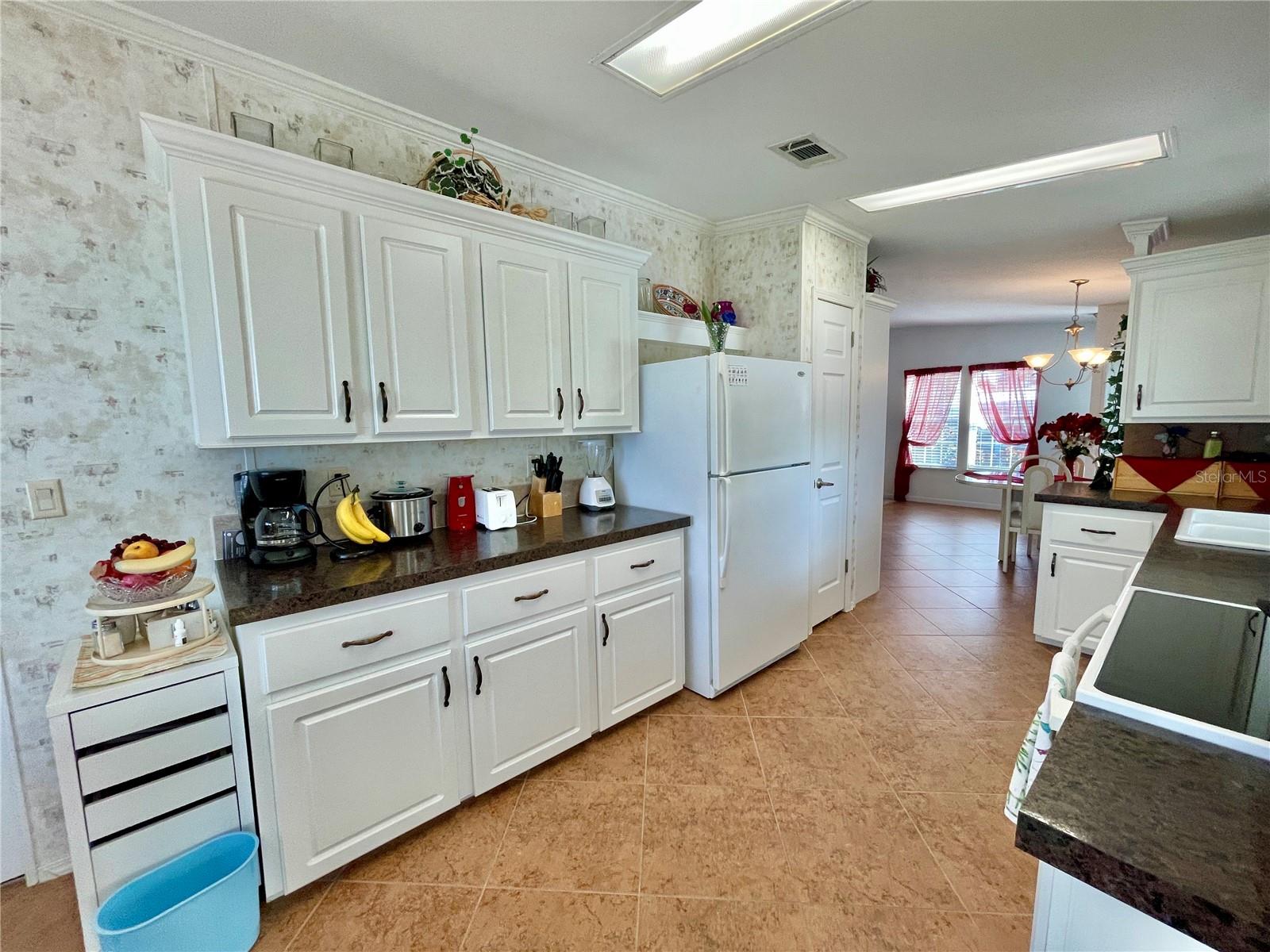 COUNTRY CLUB ESTATES - Residential