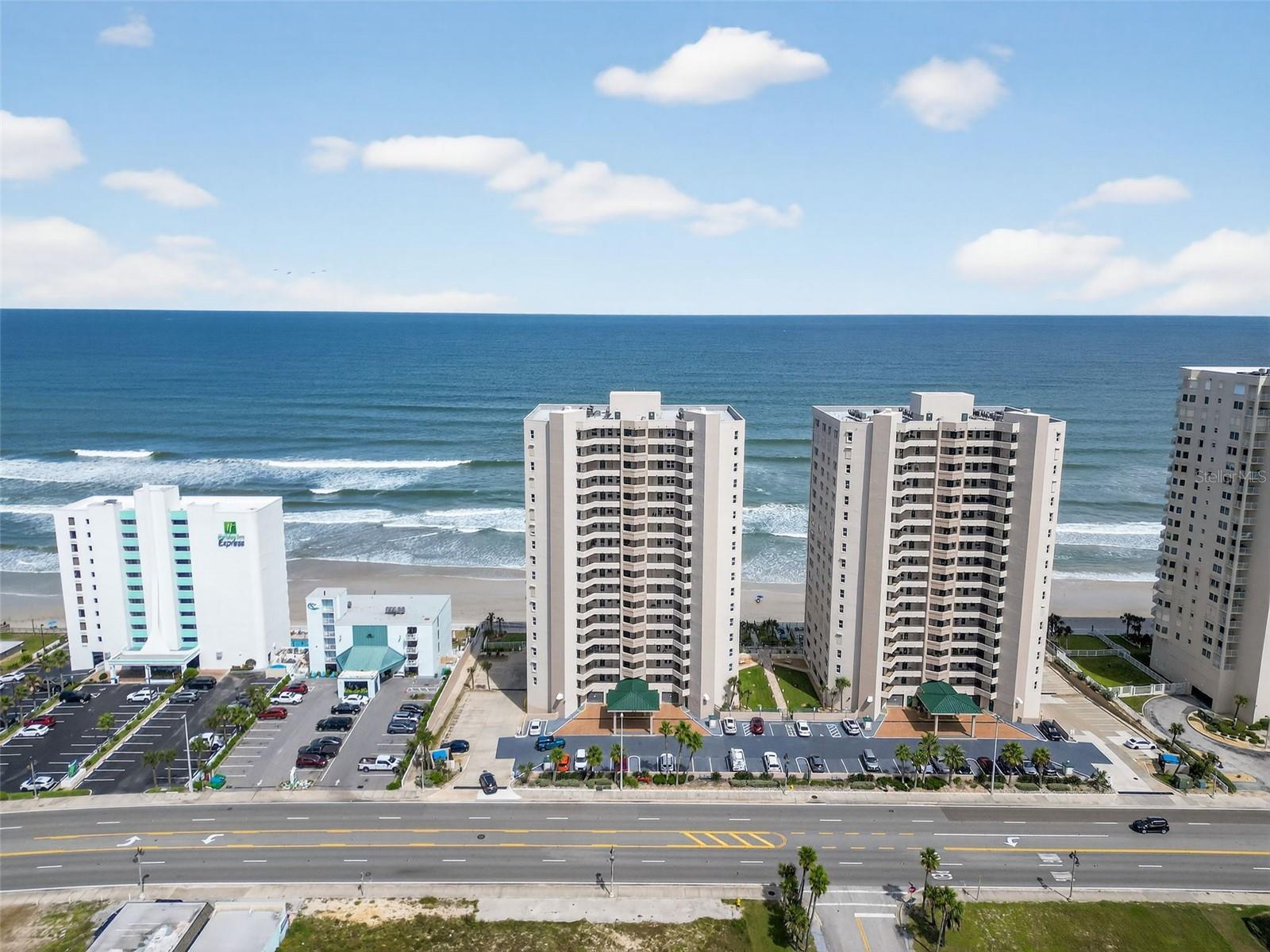DIMUCCI TWIN TOWERS - Residential