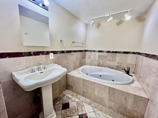 TAHITIAN HOMES - Residential Lease