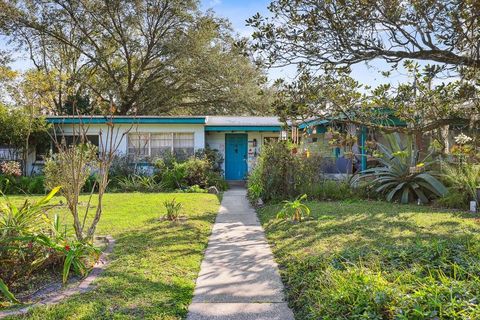 A home in PLANT CITY