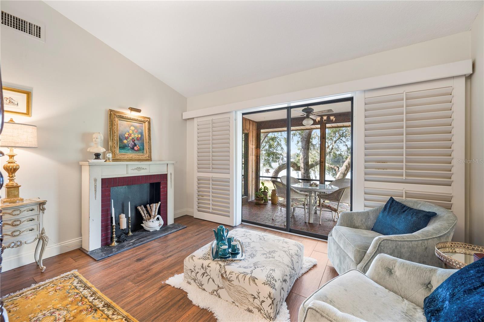 CHRISTINA WOODS PH 09 - Residential