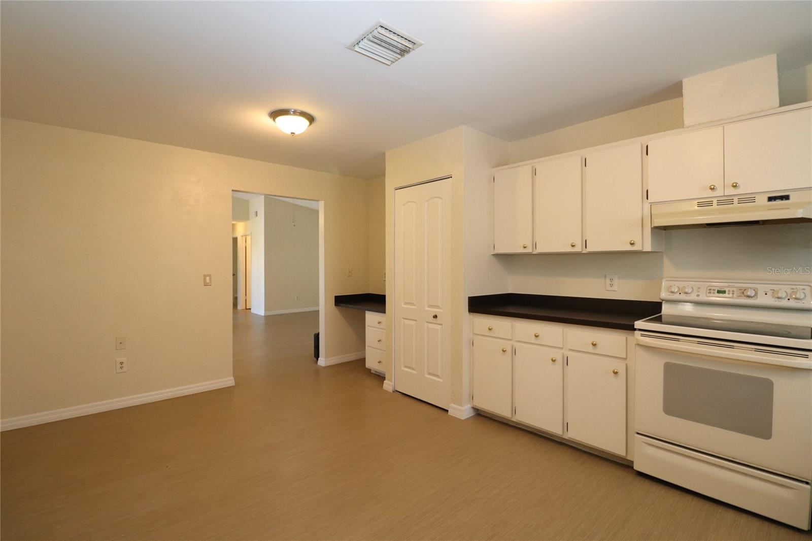 DELTONA LAKES UN 17 - Residential Lease
