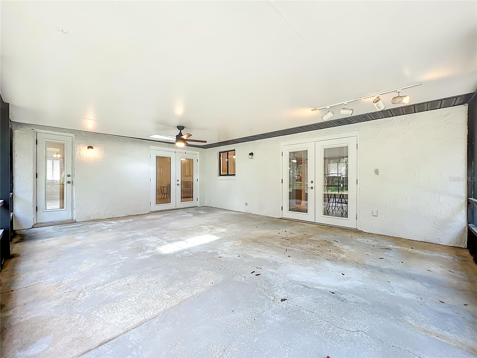 QUAIL HOLLOW AT QUEENSWOOD MANOR - Residential