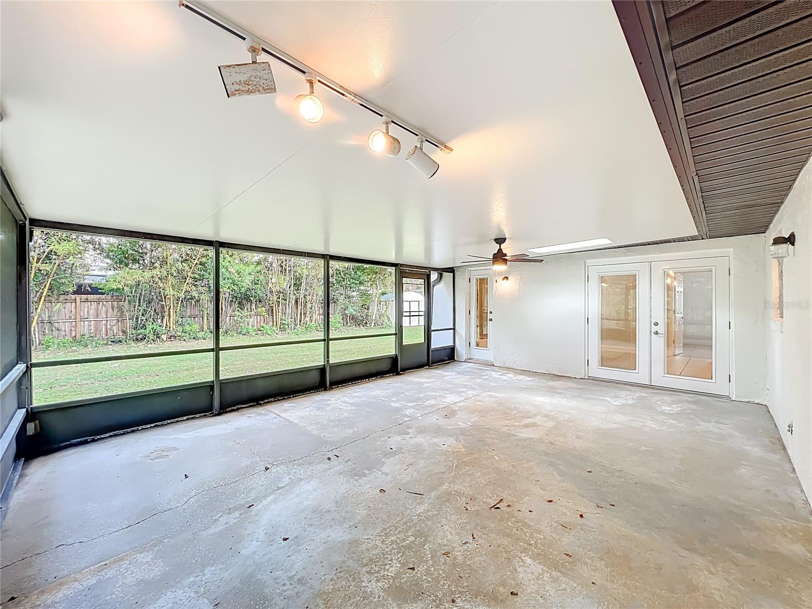 QUAIL HOLLOW AT QUEENSWOOD MANOR - Residential