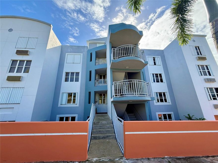 La Costa Apartments, Fajardo - Garden Apartment

Beautiful garden apartment located in the La Costa Apartments condominium in Fajardo, ideal for those seeking comfort, spaciousness, and excellent amenities all in one place.

The property features 1,317 square feet, distributed among 3 bedrooms and 2 bathrooms, offering bright and spacious living areas. It is in excellent condition and move-in ready. It includes two assigned parking spaces.

The condominium boasts a swimming pool, gym, and gazebo, perfect for family enjoyment.