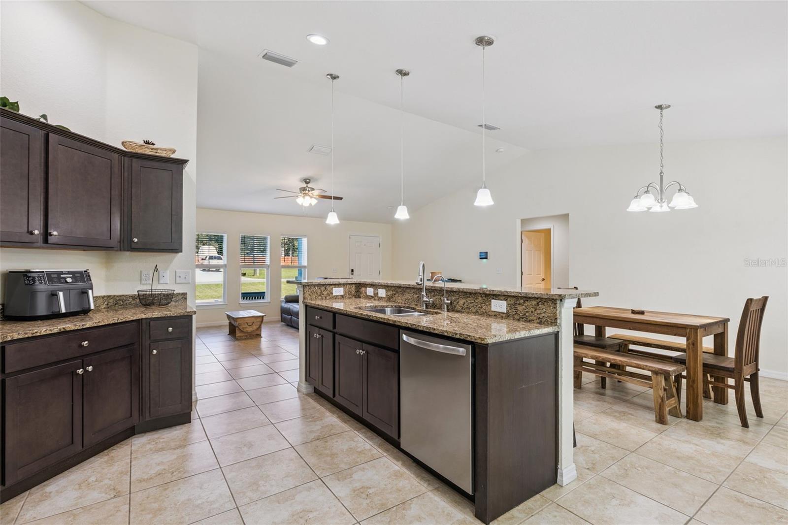 BELLEVIEWS SUNNY SKIES - Residential