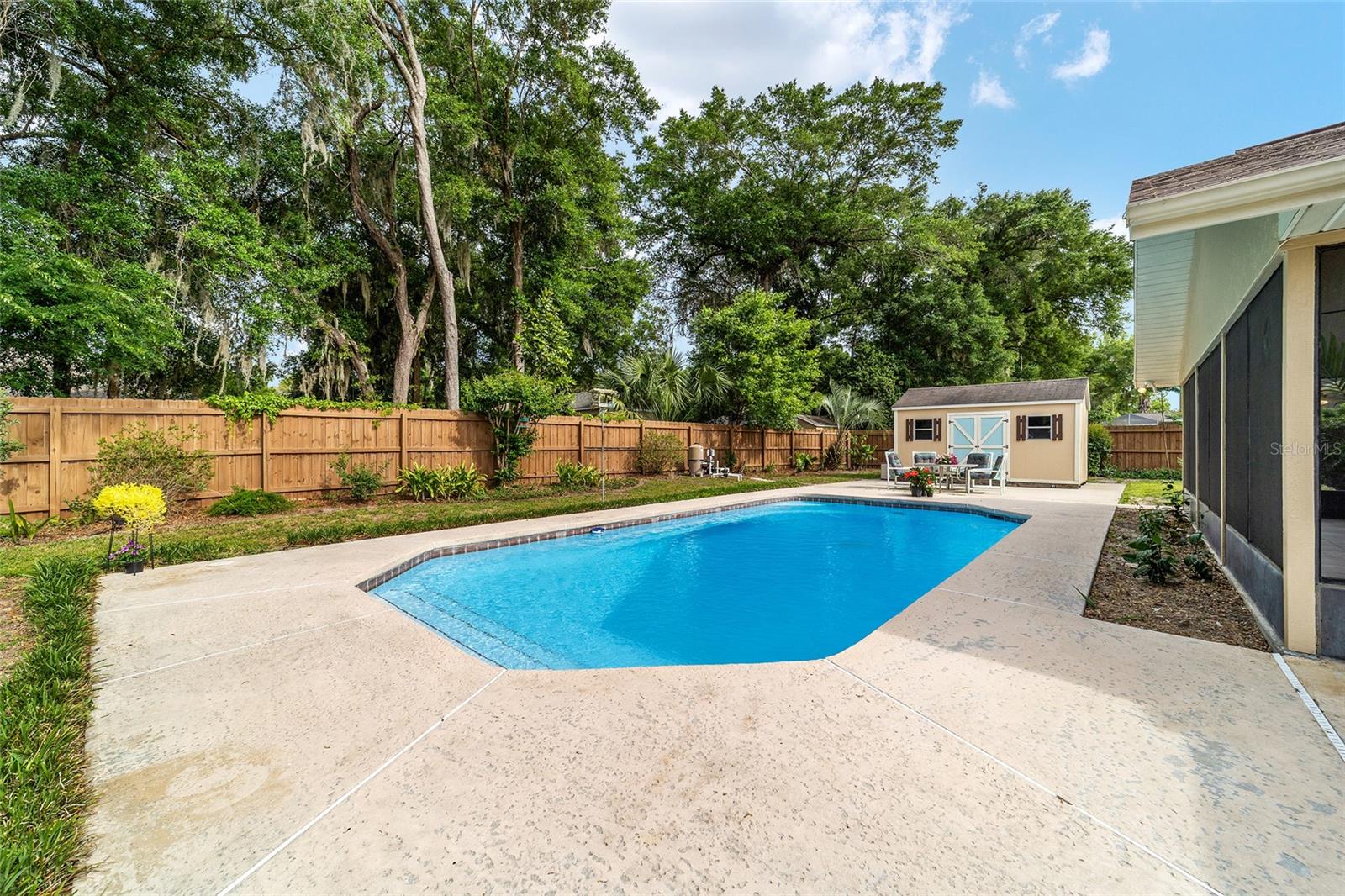 COUNTRY ESTATE - Residential