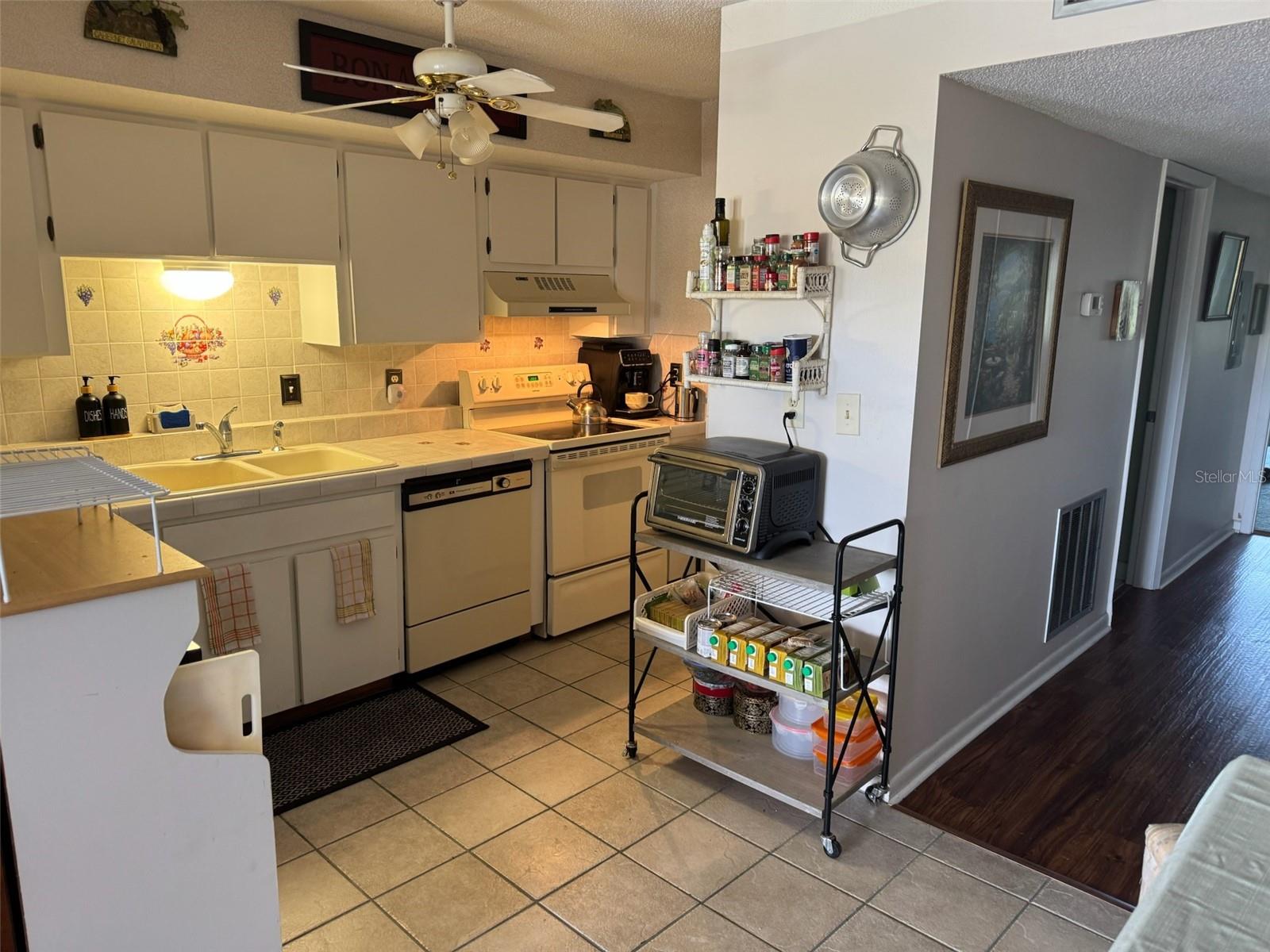 WILLOW LAKE BLDG 5 CONDO - Residential Lease