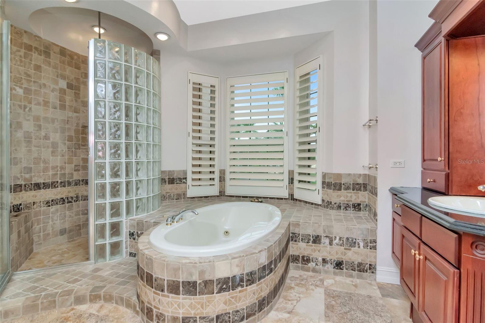 PARADISE POINTE - Residential