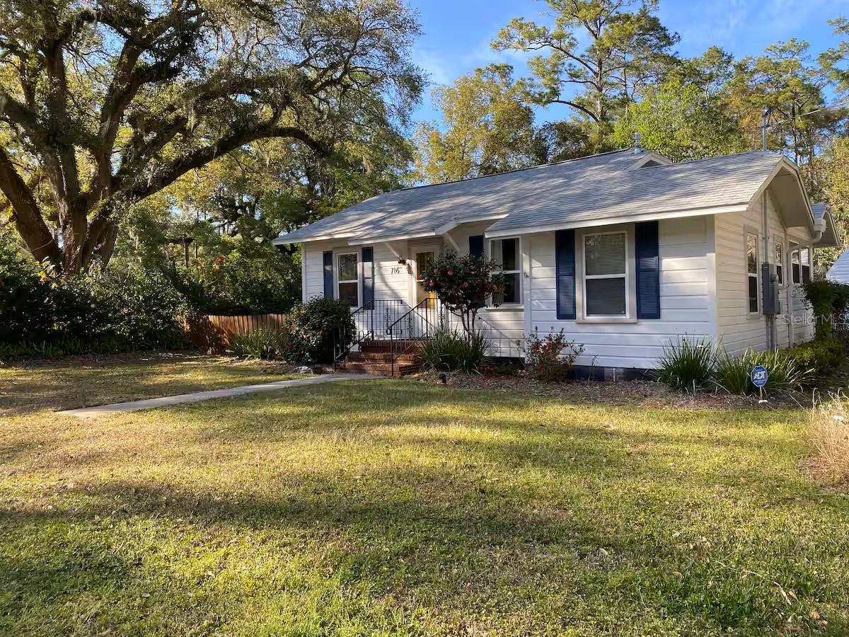 Adorable vintage cottage with expansive space and original wood flooring. Light and bright. Nice fenced outdoor space with back porch and storage shed. Only 1 mile to downtown Gainesville. 1.5 miles to Depot Park and Heartwood Soundstage.