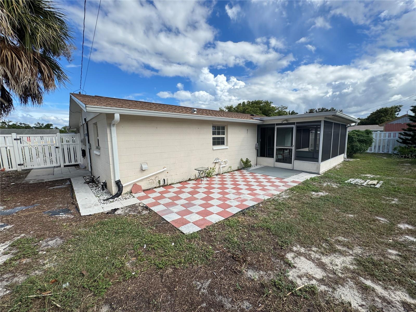 PALM TERRACE ESTATES - Residential Lease