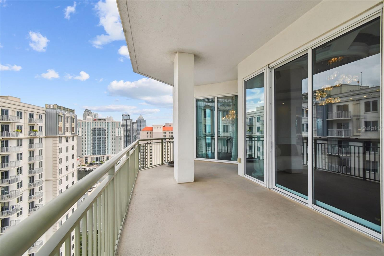 THE PLAZA HARBOUR ISLAND A CON - Residential