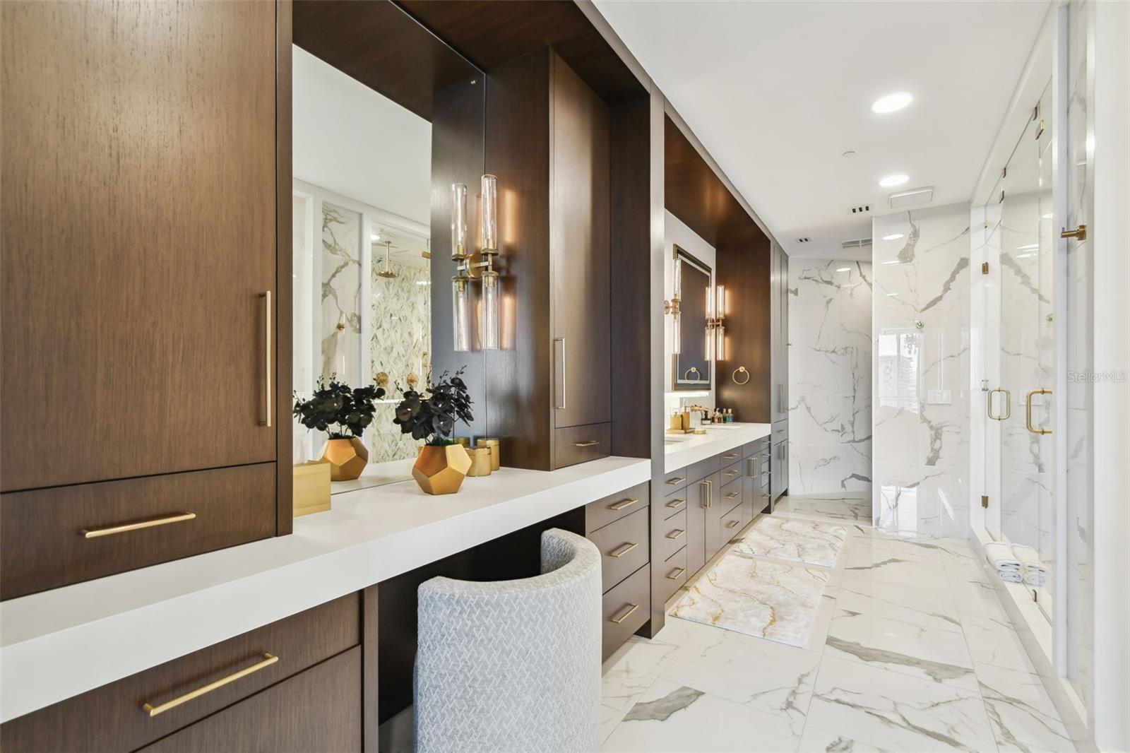 THE PLAZA HARBOUR ISLAND A CON - Residential