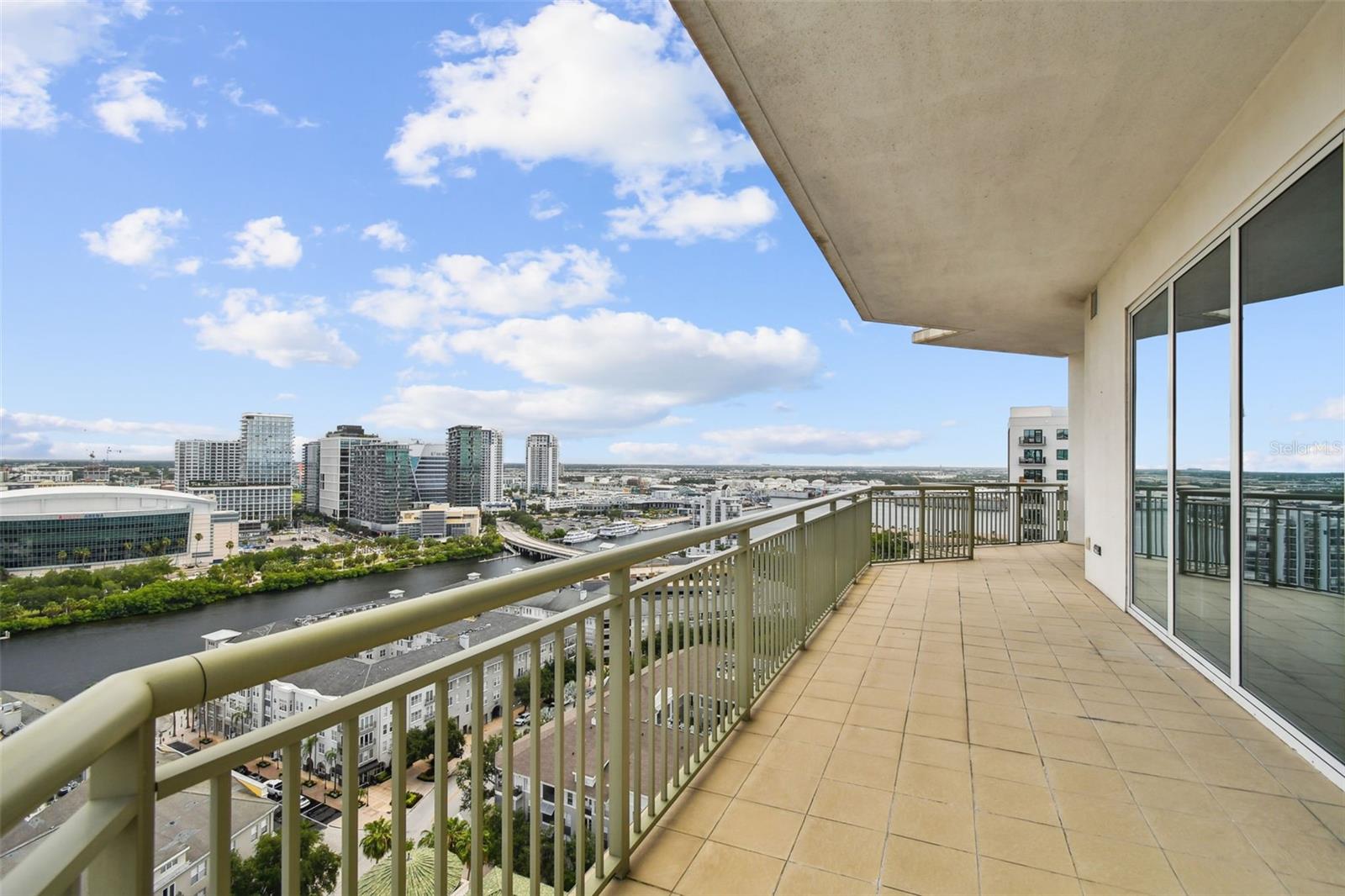 THE PLAZA HARBOUR ISLAND A CON - Residential