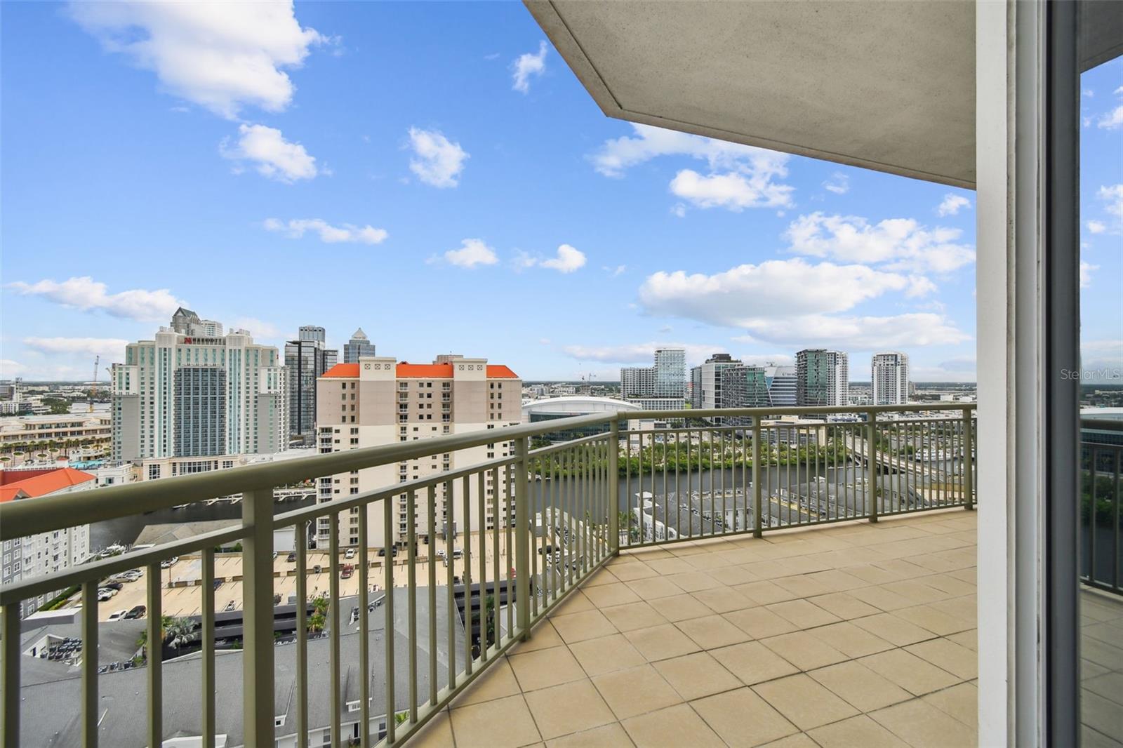 THE PLAZA HARBOUR ISLAND A CON - Residential