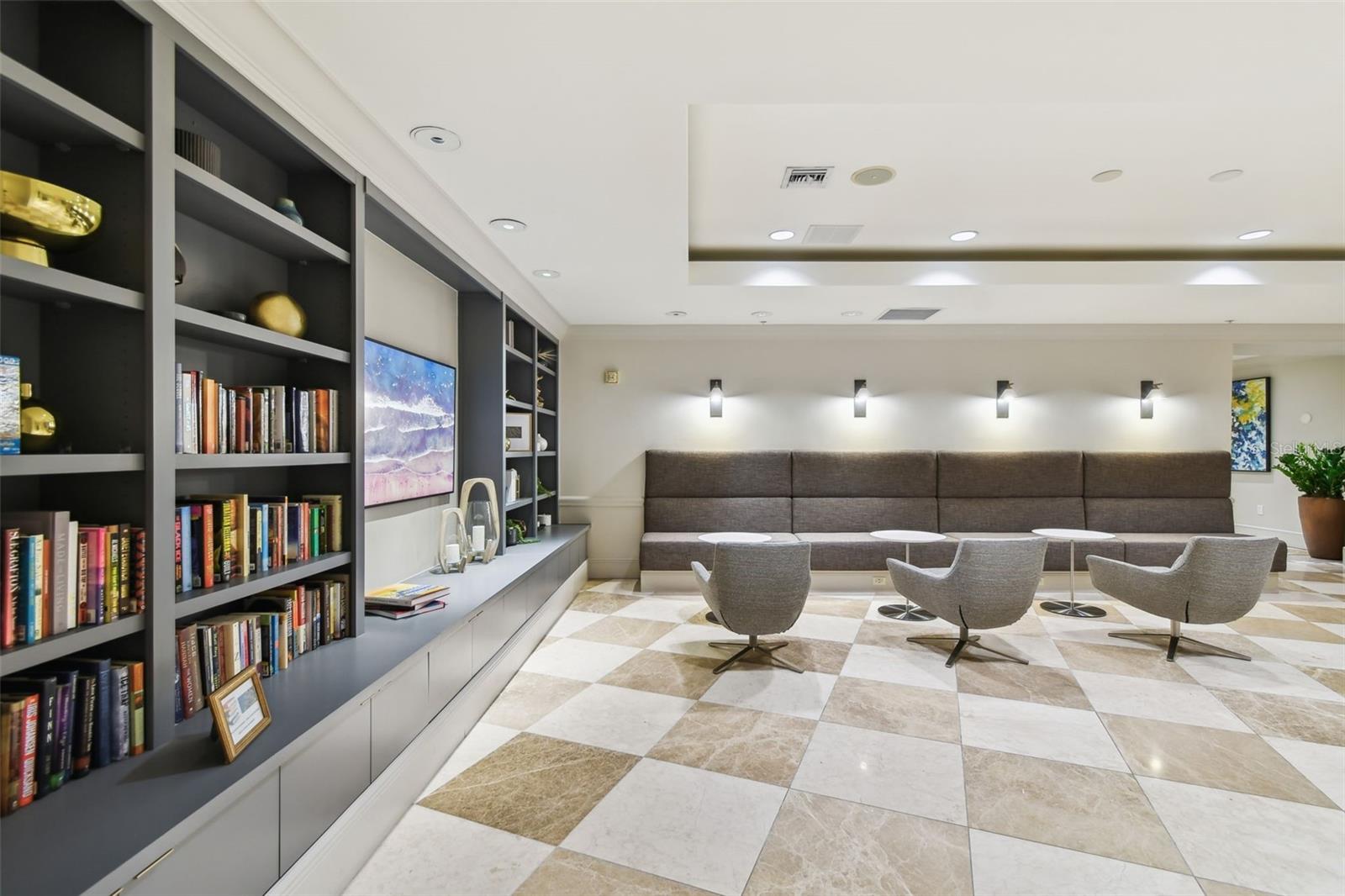 THE PLAZA HARBOUR ISLAND A CON - Residential