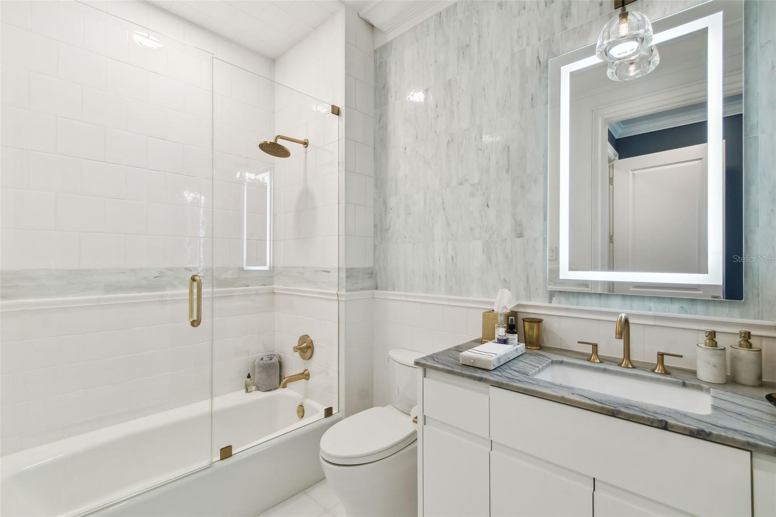 THE PLAZA HARBOUR ISLAND A CON - Residential