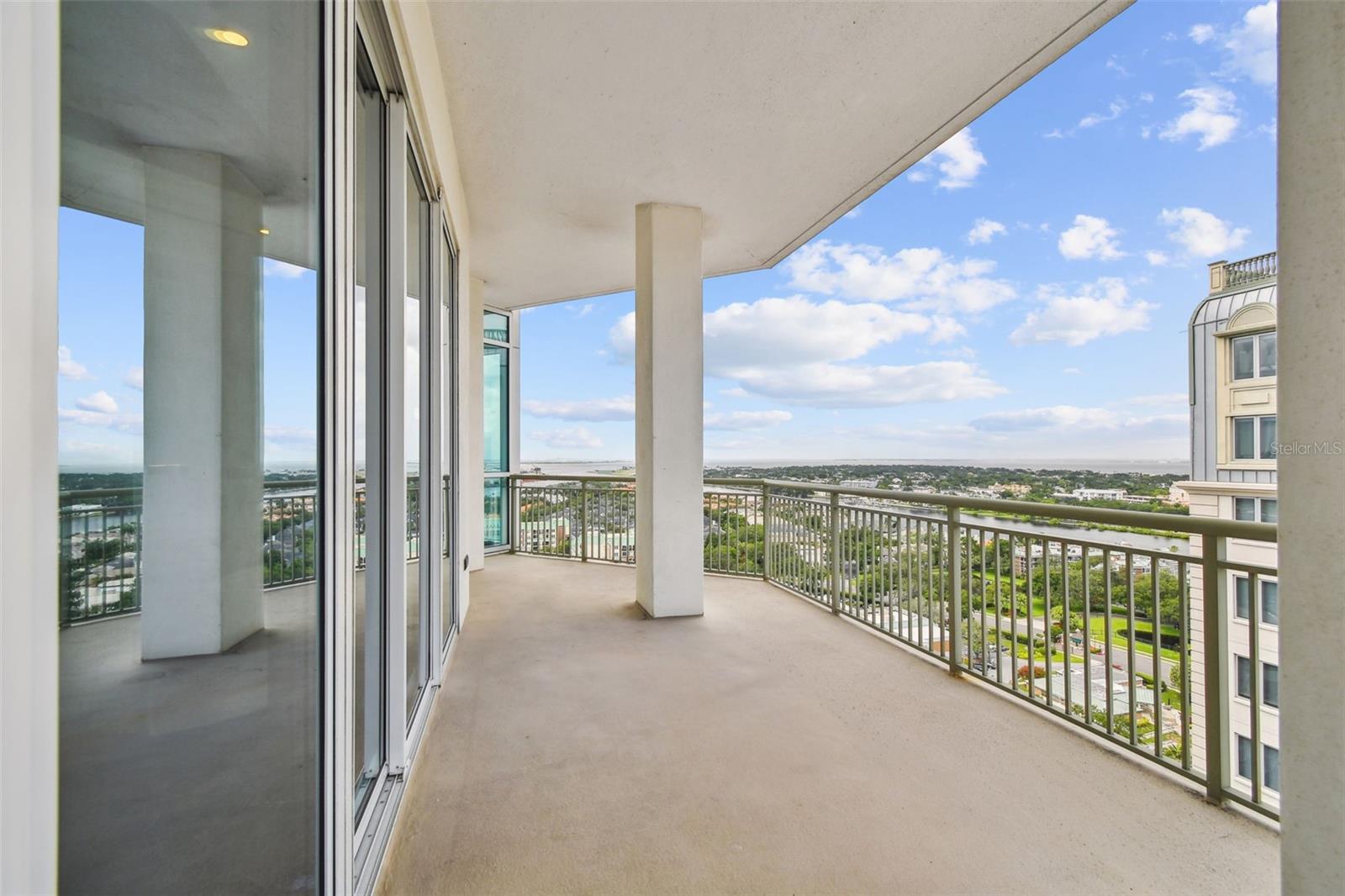 THE PLAZA HARBOUR ISLAND A CON - Residential