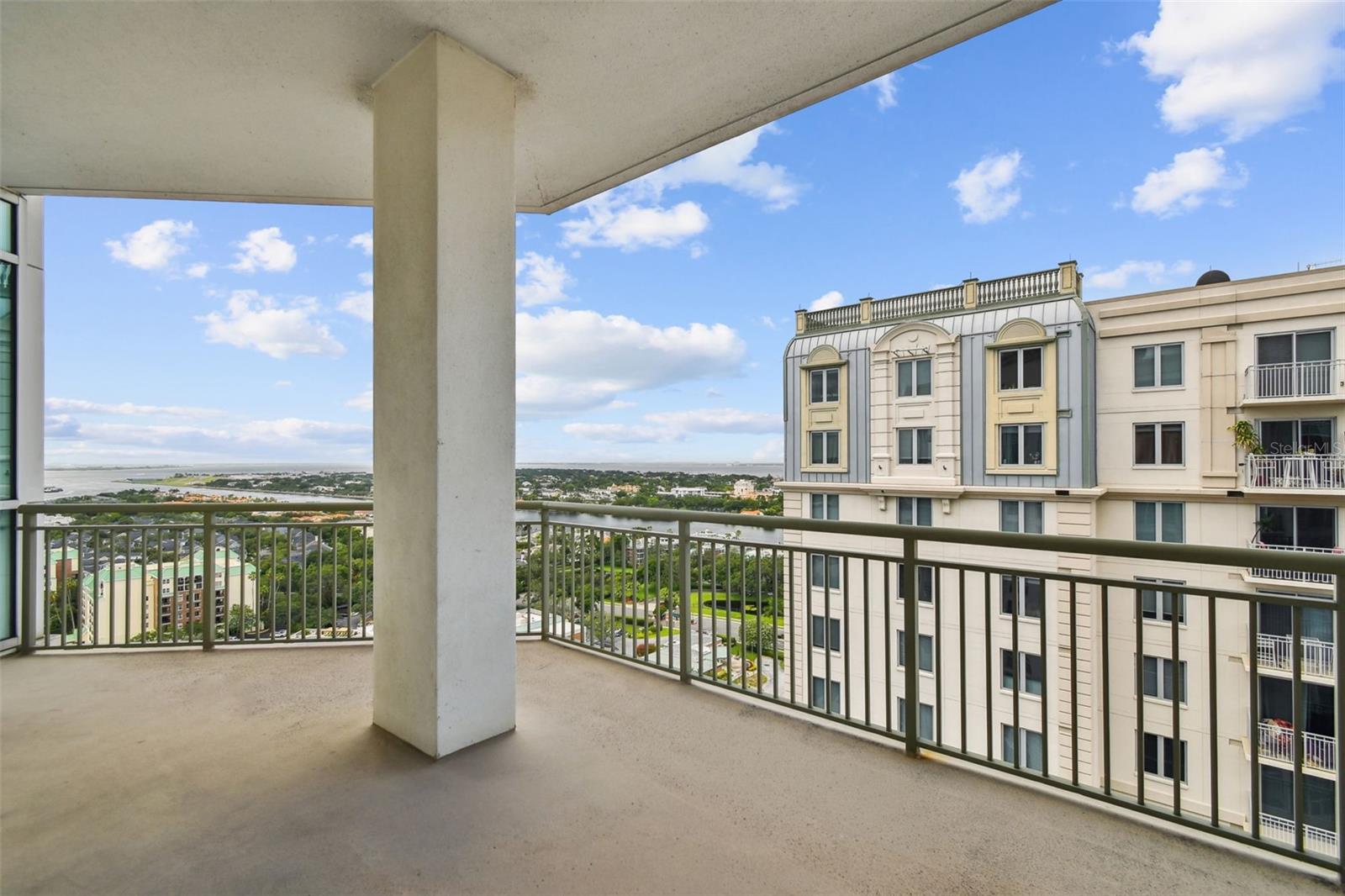 THE PLAZA HARBOUR ISLAND A CON - Residential