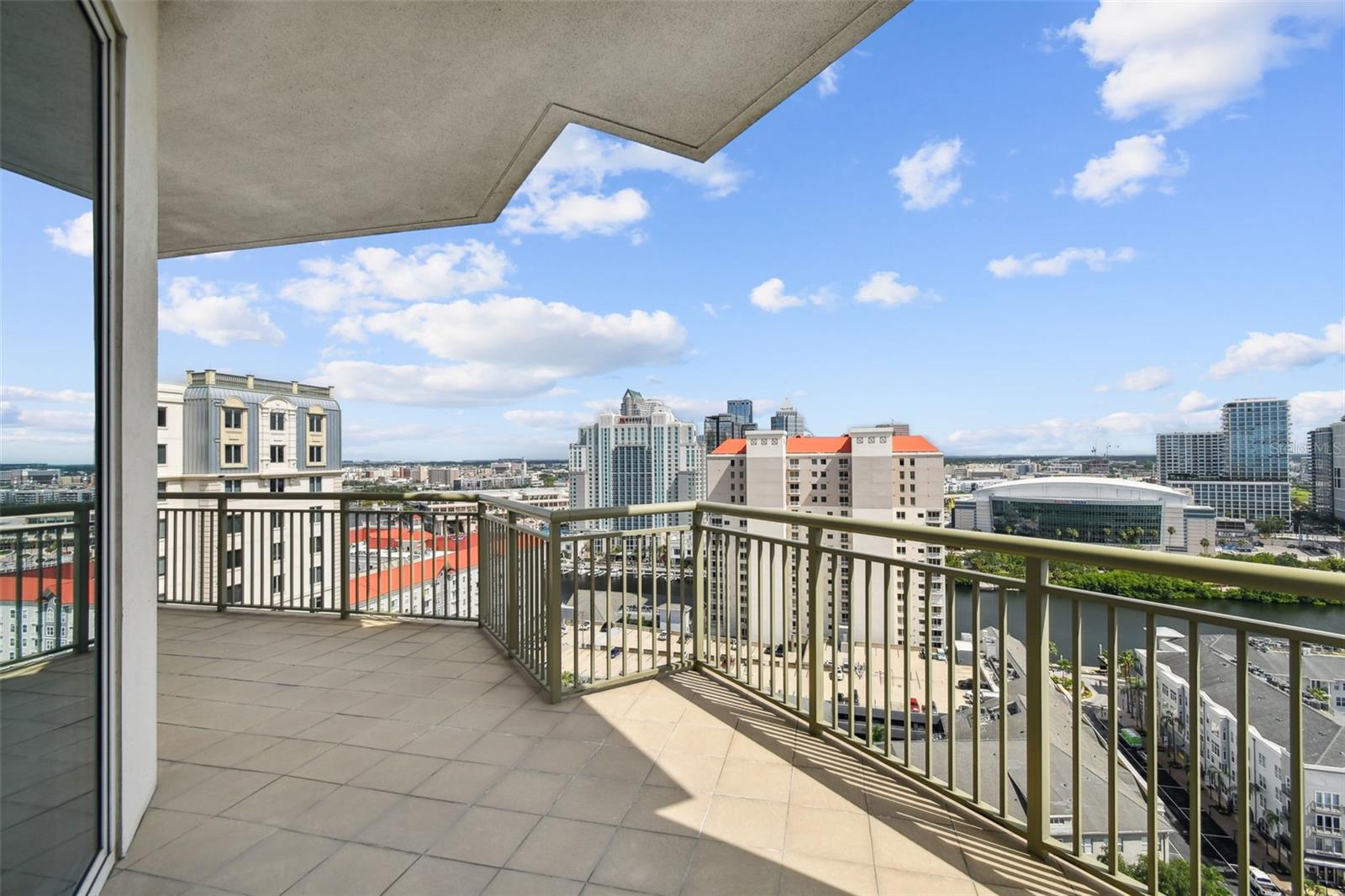 THE PLAZA HARBOUR ISLAND A CON - Residential