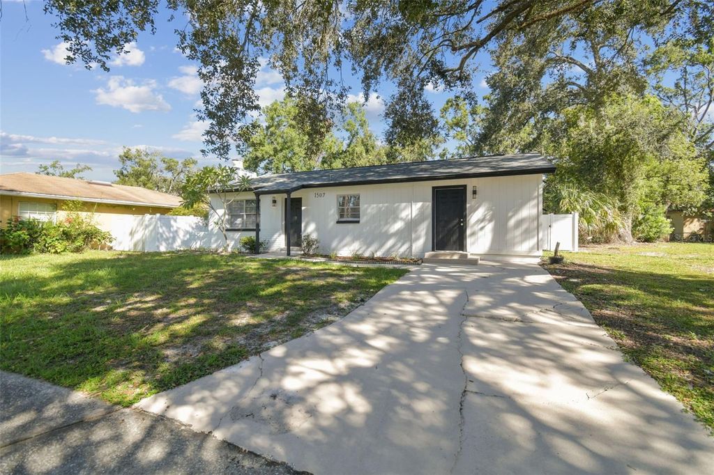 Photo of 1507 W Hollywood Street, Tampa, FL 33604 (MLS # TB8432779)