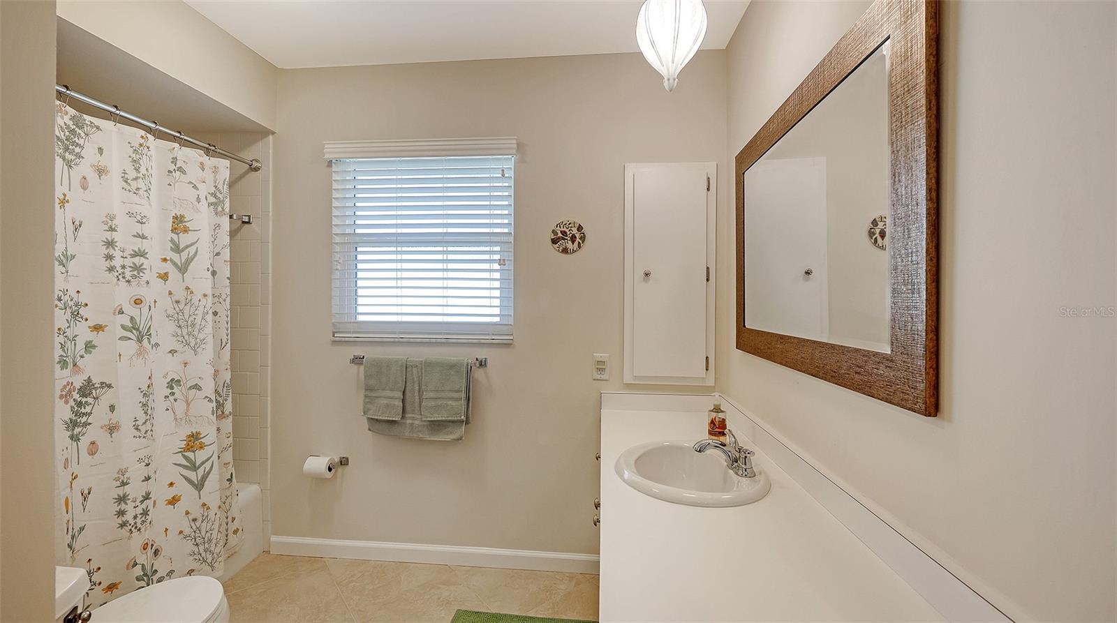 GLEN OAKS COUNTRY CLUB ESTATES - Residential