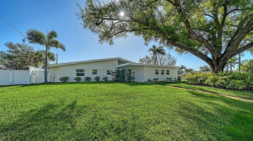 Photo of 3451 Fair Oaks Place, Sarasota, FL 34239 (MLS # A4685553)