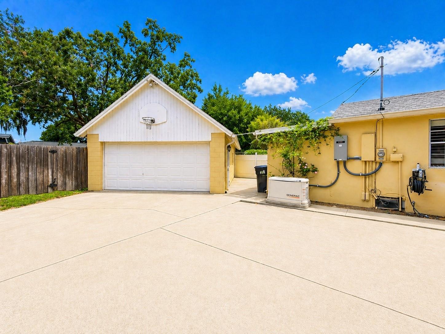 MIDDLEBROOK OAKS - Residential