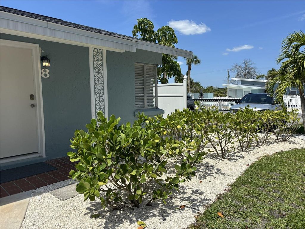 Photo of 170 Roosevelt Drive #8, Sarasota, FL 34236 (MLS # A4693900)
