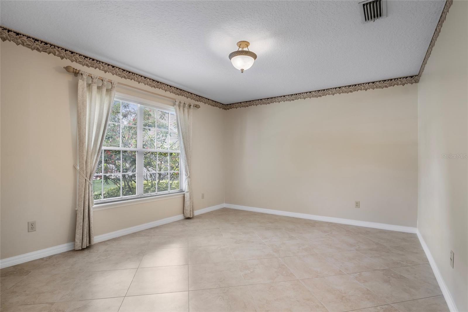1947 BROADLEAF COURT