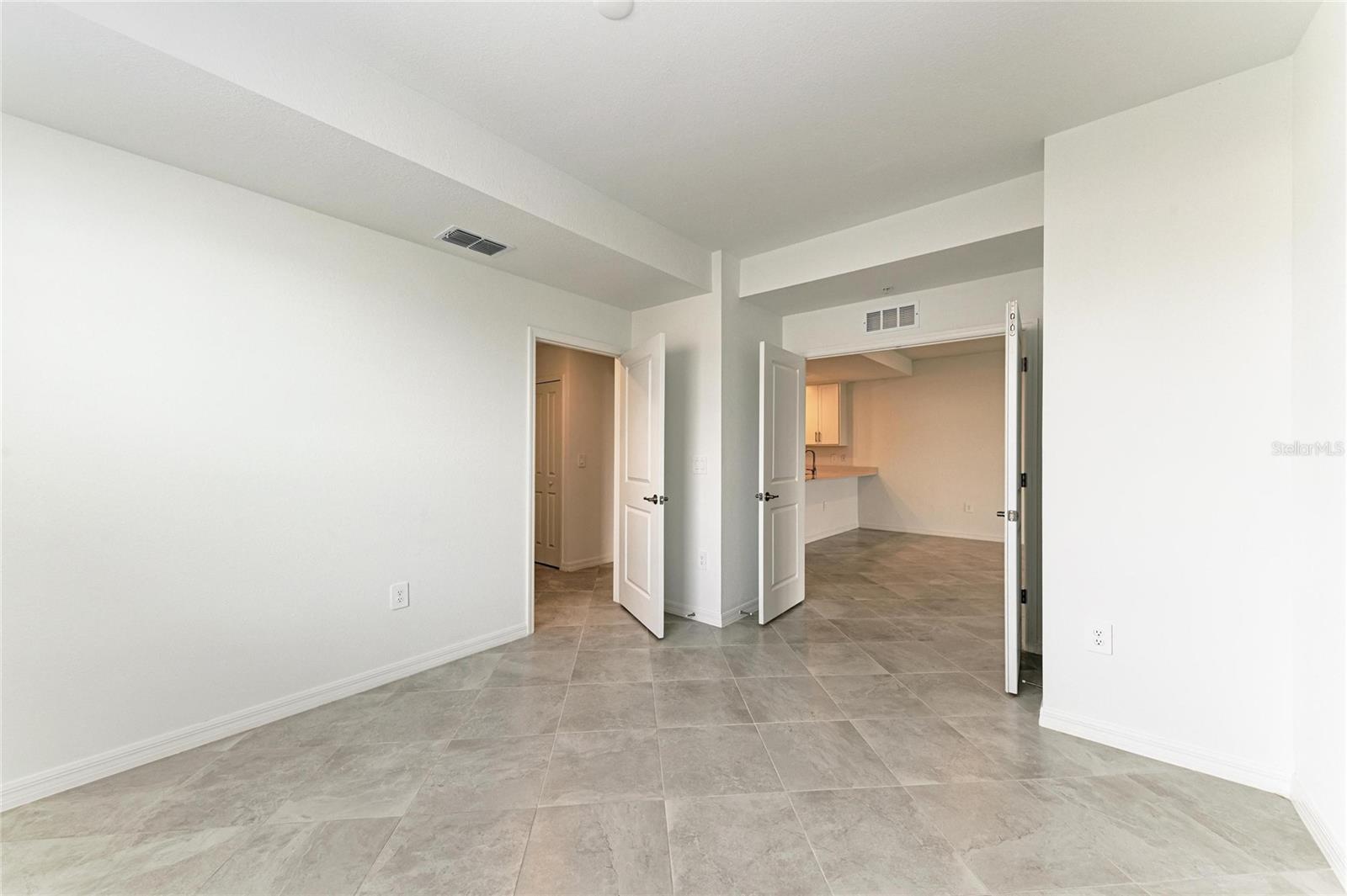 CALUSA COUNTRY CLUB - Residential Lease