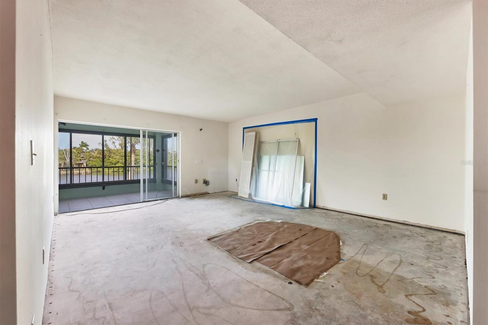 WHISPERING SANDS SEC 3 - Residential