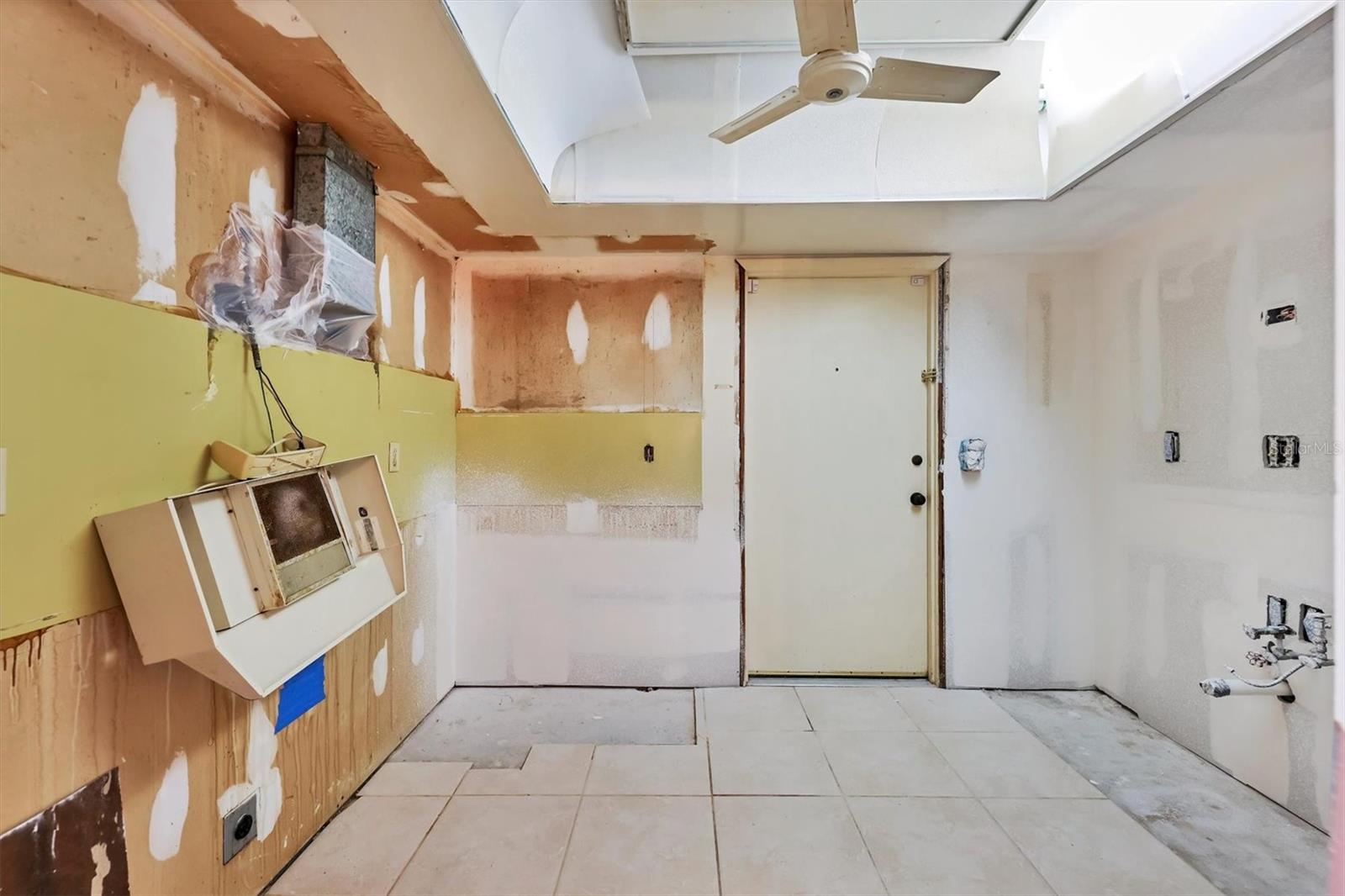 WHISPERING SANDS SEC 3 - Residential