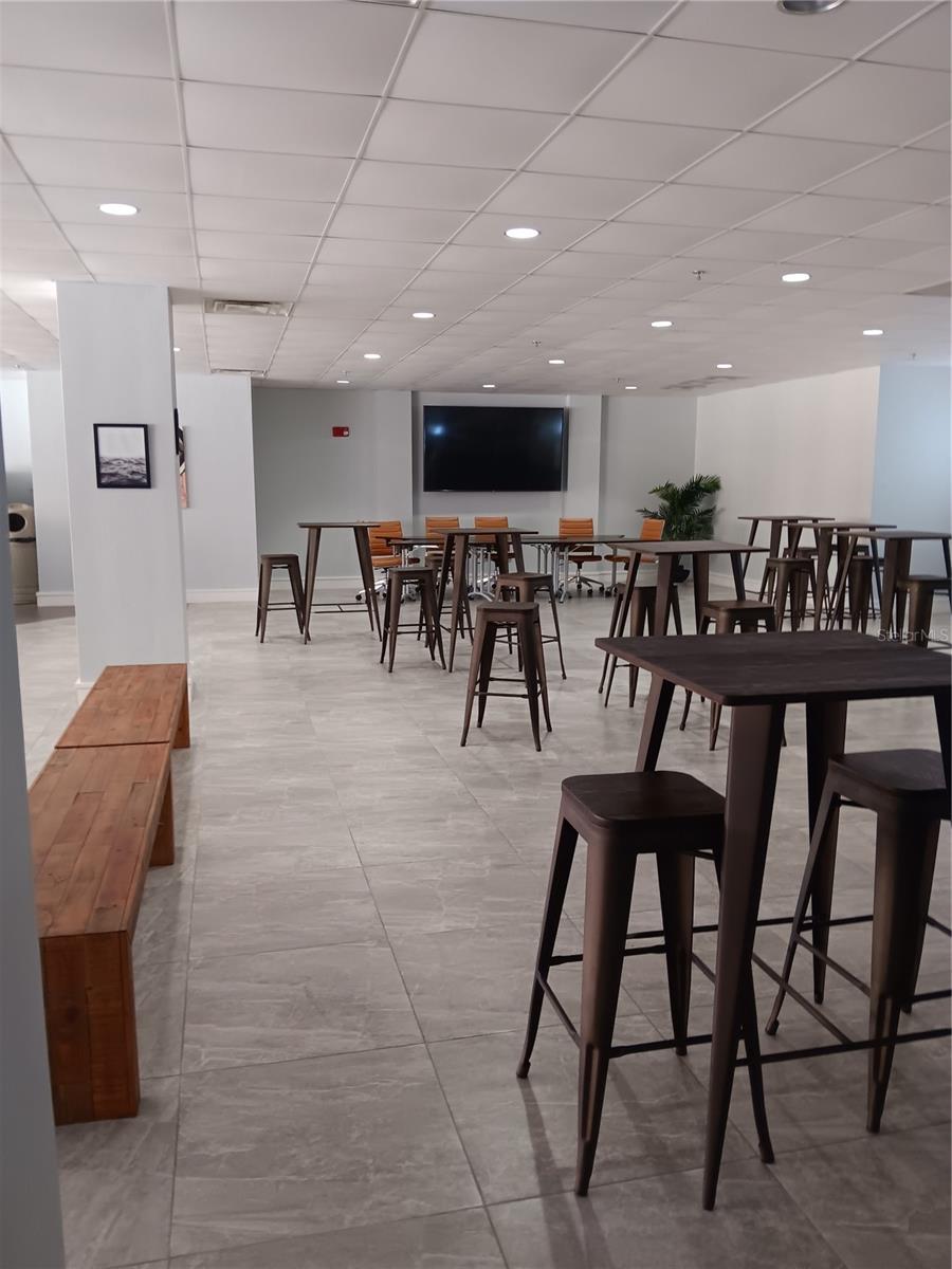 METROPOLITAN/LK EOLA - Residential Lease