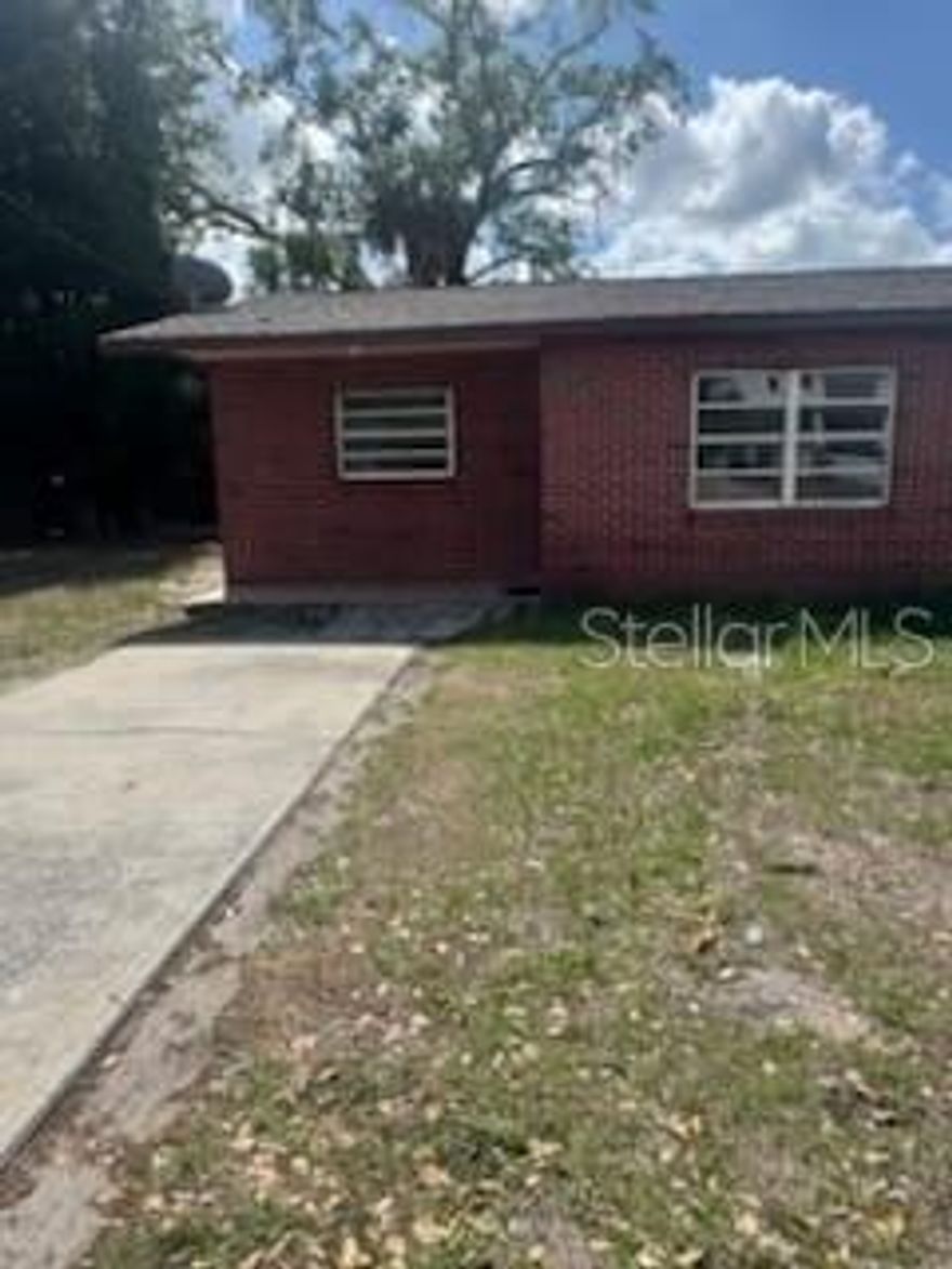 Great rental in a great condition. It is ready to move in. Easy to move in. Plenty space in the back.  This property is in a main street. Easy access.