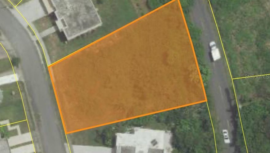 Unique investment opportunity in one of the most sought-after coastal areas in eastern Puerto Rico. This spacious 1,279.02 m² lot is located on Marina Street in Mansiones Playa Húcares Development, a quiet community just steps from the ocean, ideal for building the home of your dreams or developing an investment project.  Prime Location, enjoy close proximity to the beach, marina, restaurants, recreational areas, and easy access to main roads, all within a natural and relaxing setting in Naguabo.