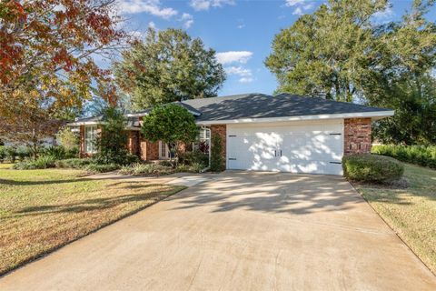 A home in DELAND