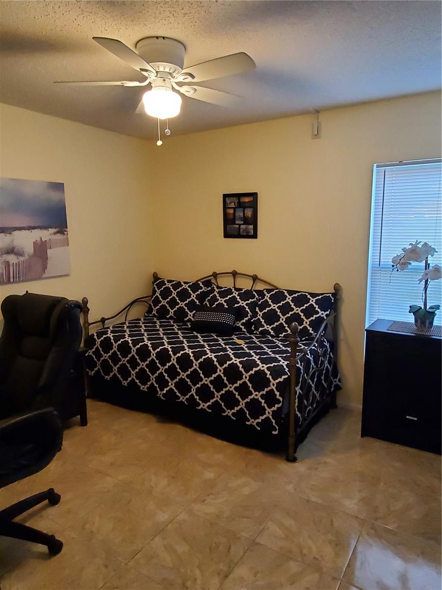 VILLAGE GREEN OF BRADENTON UN G - Residential Lease