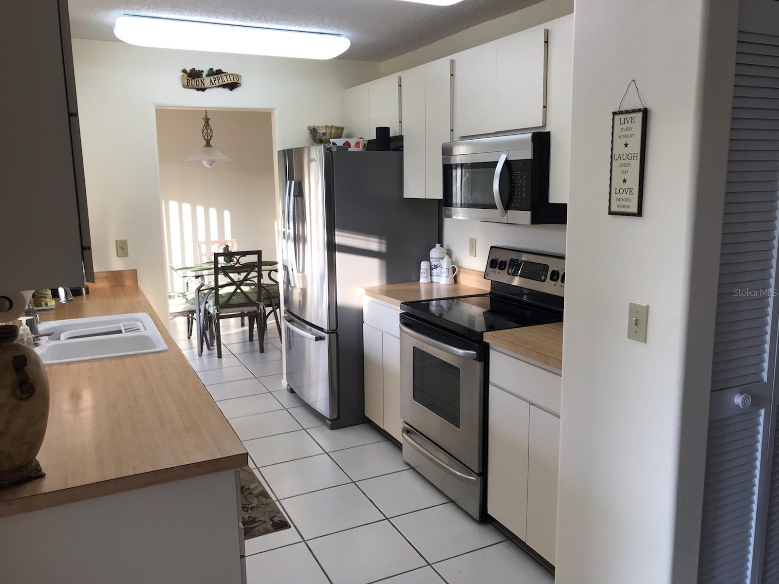 VILLAGE GREEN OF BRADENTON UN G - Residential Lease