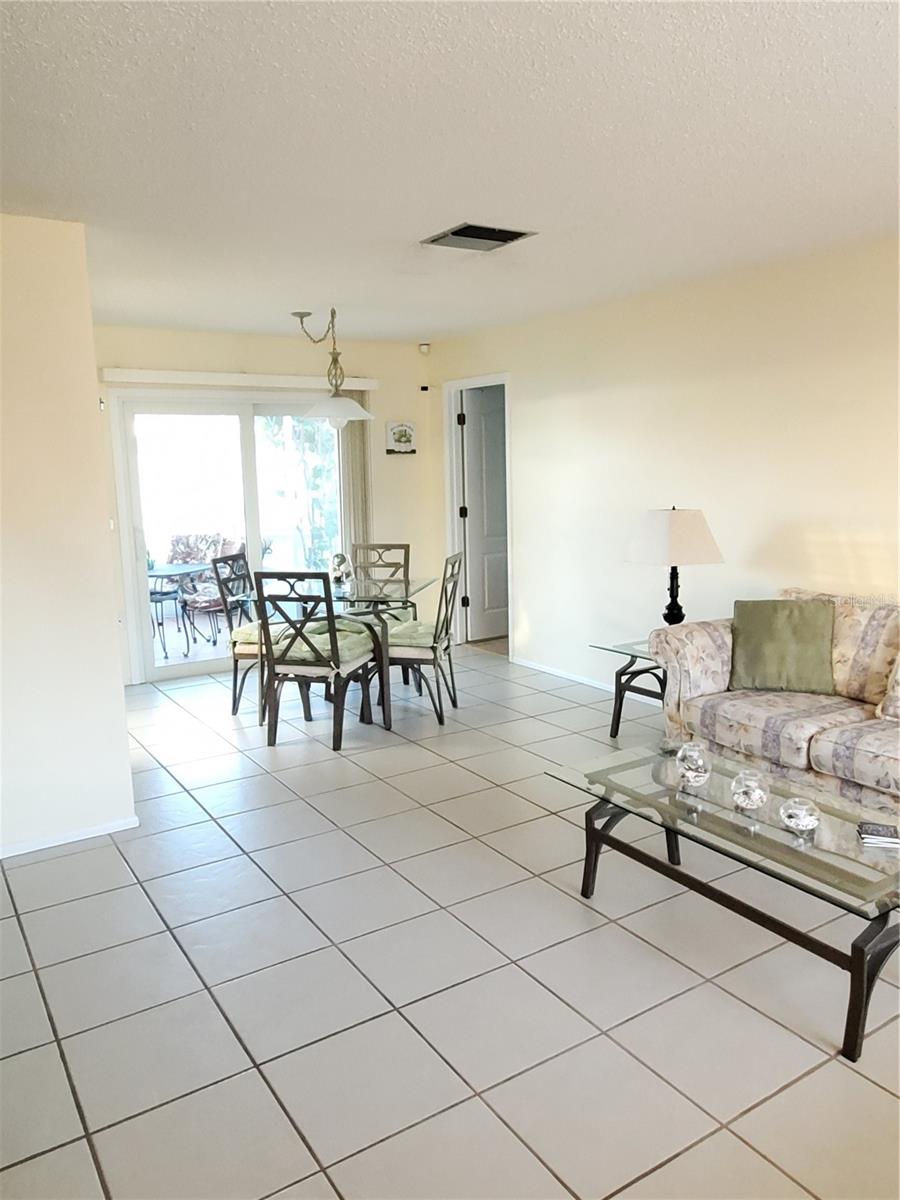 VILLAGE GREEN OF BRADENTON UN G - Residential Lease