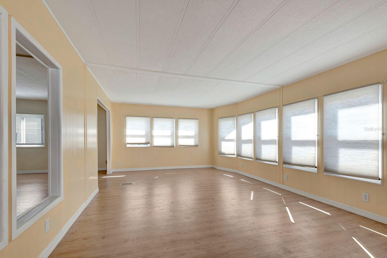 PALM LAKE ESTATES - Residential