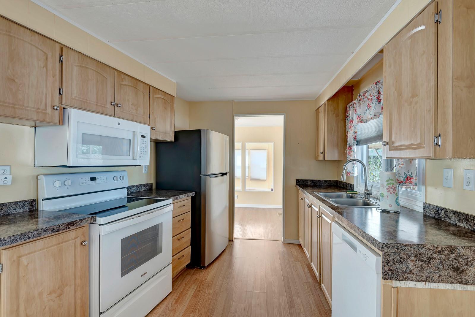 PALM LAKE ESTATES - Residential