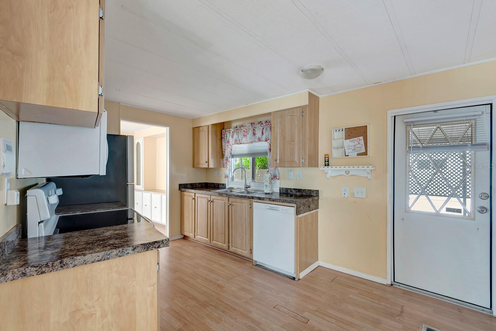 PALM LAKE ESTATES - Residential