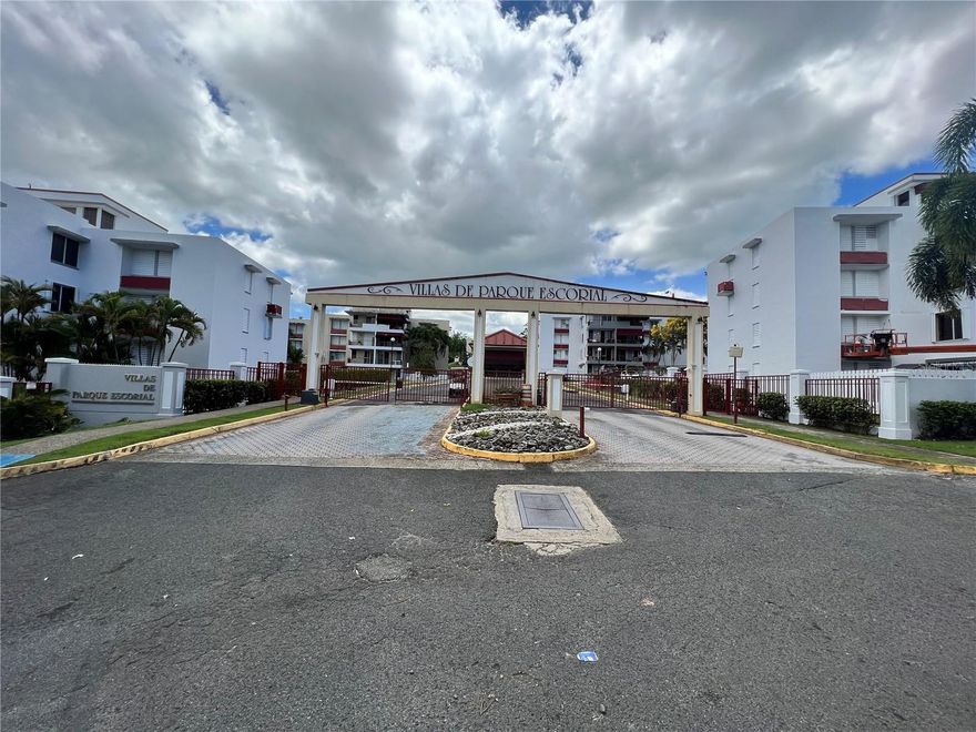 Cond. Villas del Parque Escorial. Property with a great location in Escorial.
2-level penthouse with 3 bedrooms, 2 bathrooms, living room, dining room, kitchen, balcony, and 2 side-by-side parking spaces.