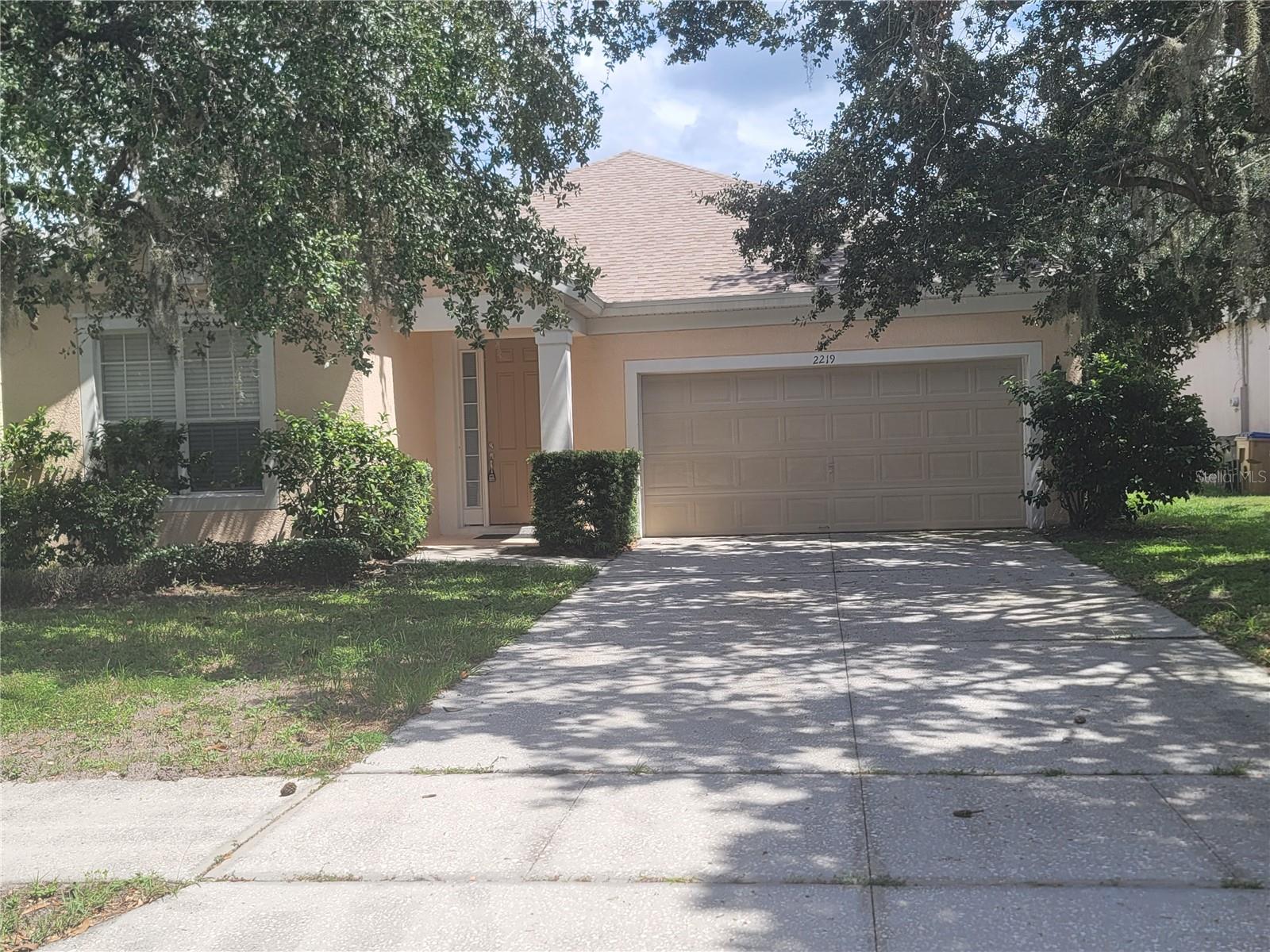 **For Rent in Kissimmee Oak Hammock Preserve Community**
Welcome to your next home in the highly sought-after Oak Hammock Preserve HOA community! This freshly painted **3-bedroom, 2-bathroom single-story home** is move-in ready and offers a comfortable open floor plan with tall ceilings.
Step inside to find a formal dining room for special gatherings, a spacious kitchen with a dinette for everyday meals, and a convenient indoor laundry room. The master suite features a large walk-in closet, double sinks, a jacuzzi tub, and a separate shower for added comfort.
Enjoy Florida living year-round with a **screened-in covered back porch** overlooking a peaceful pond and walking path. The community also offers a **swimming pool, cabana, and playground** for fun weekends without the maintenance.
Located in a tranquil neighborhood, this home provides the perfect balance of comfort and convenience.