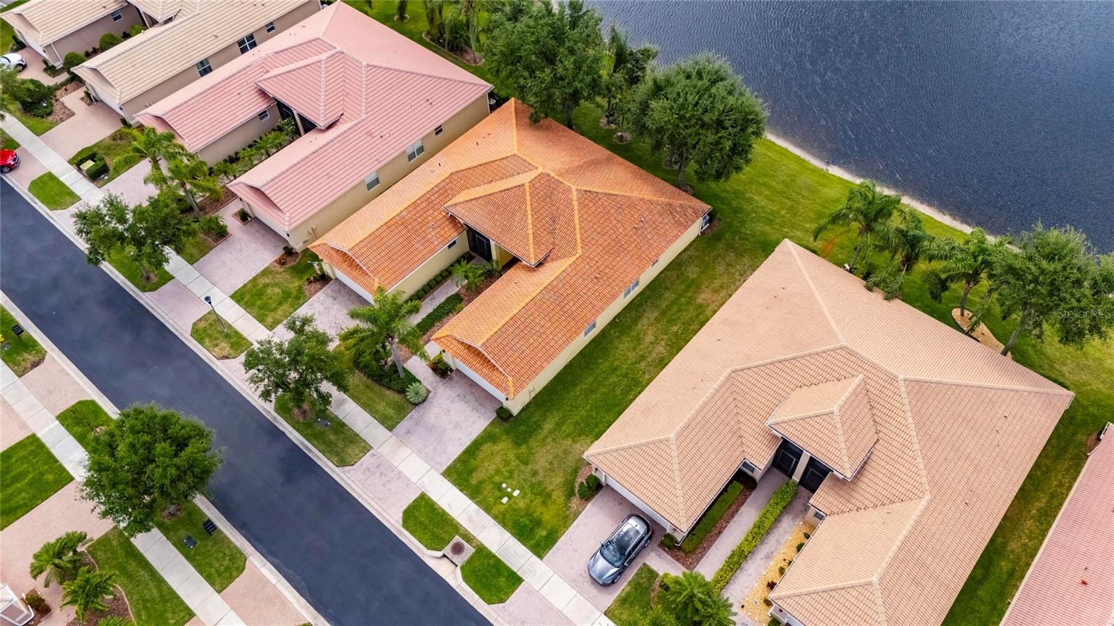 VALENCIA LAKES - Residential