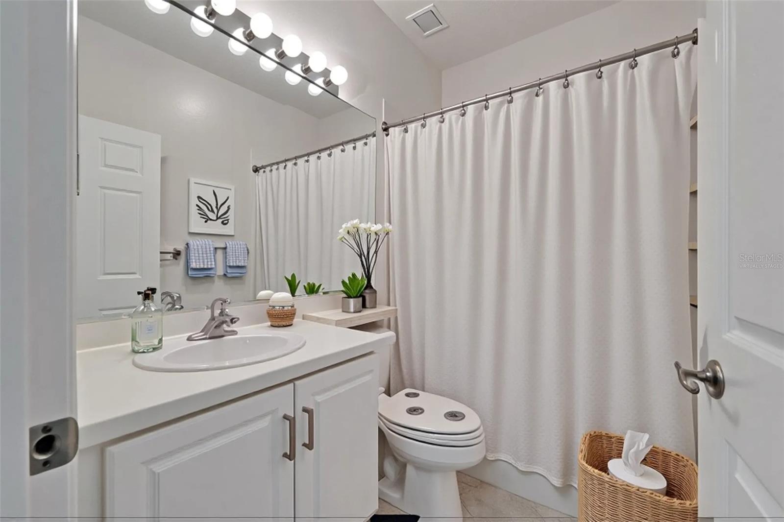 VALENCIA LAKES - Residential