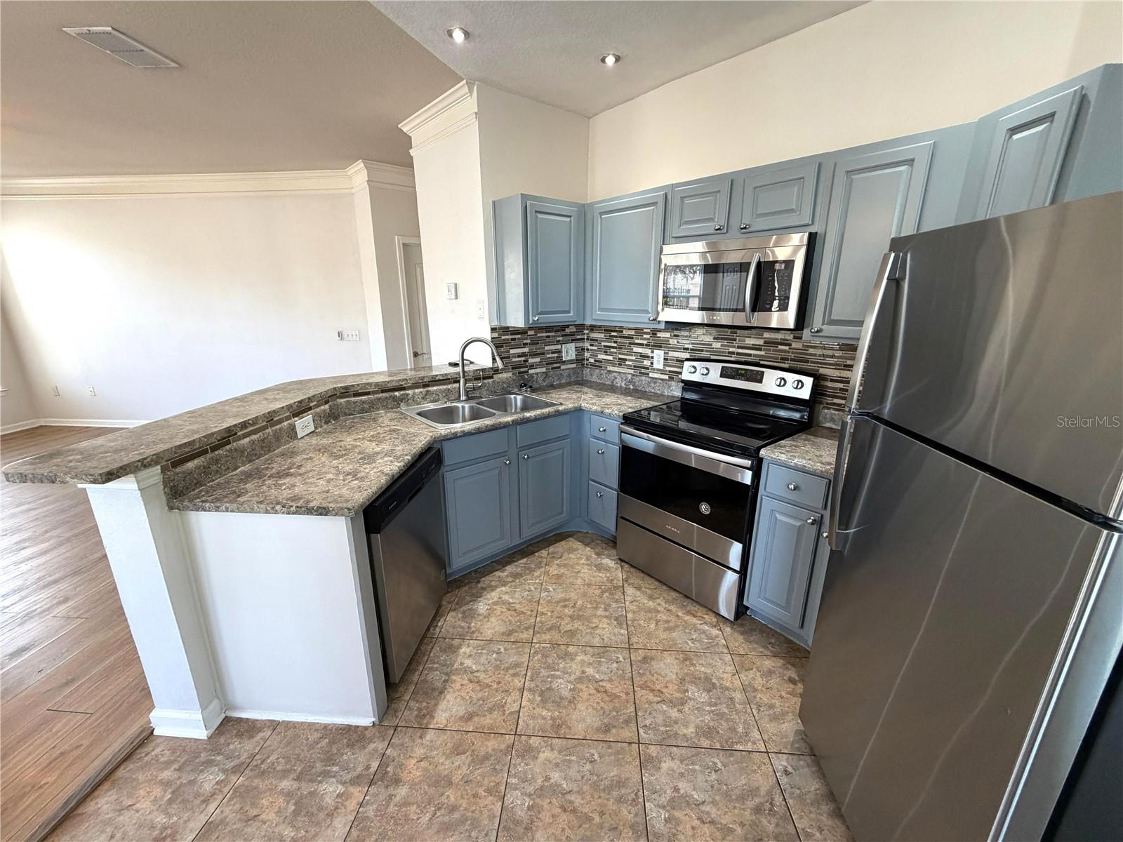 THE VILLAS CONDO - Residential