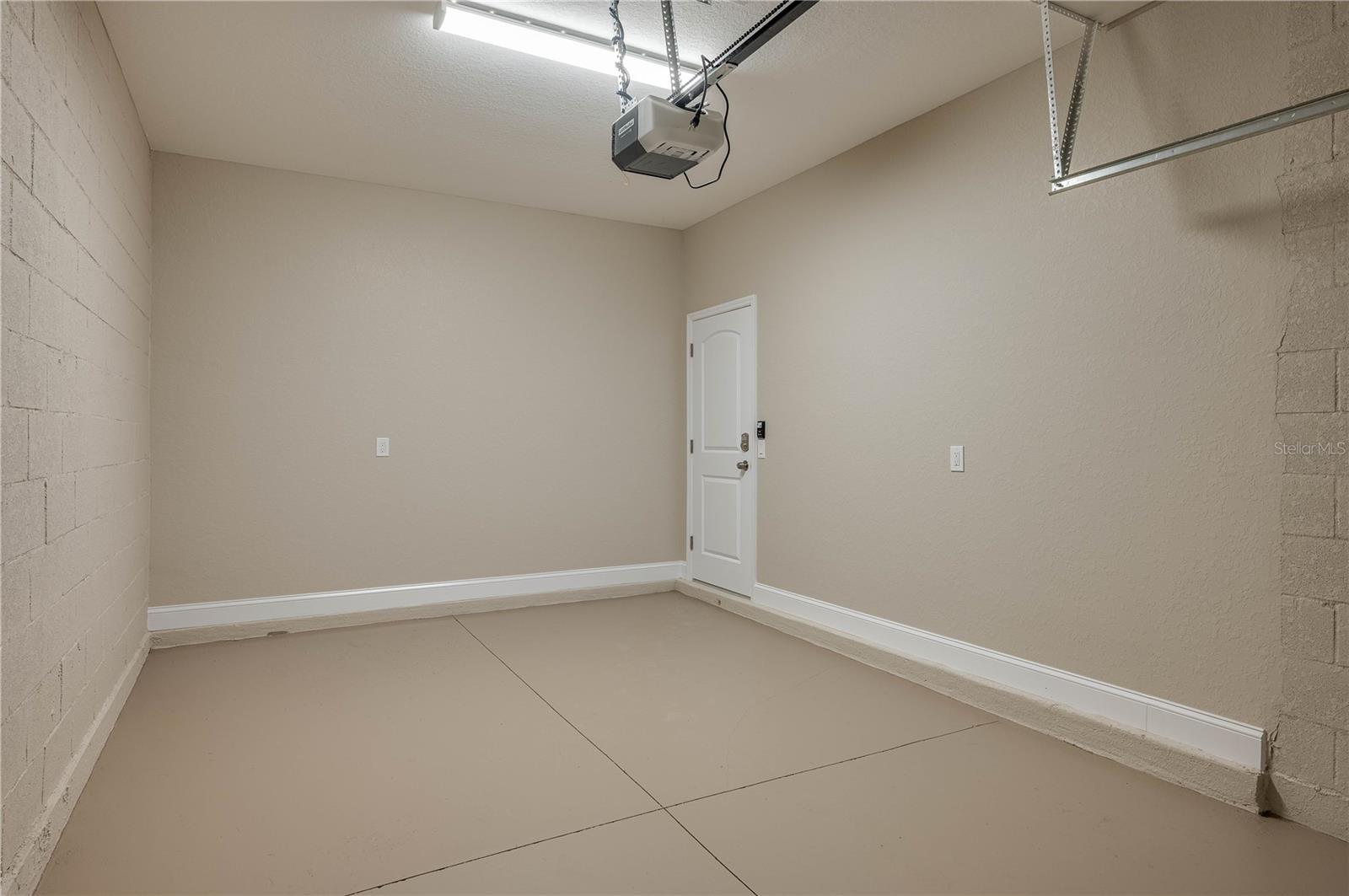 OAKS AT LAKE PARKER - Residential Lease