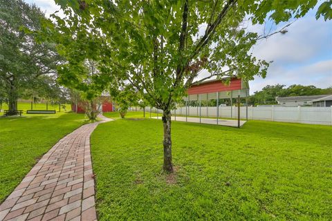 A home in LAKELAND